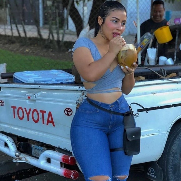 Meet your Posher, Claudia - Picture 1 of 1